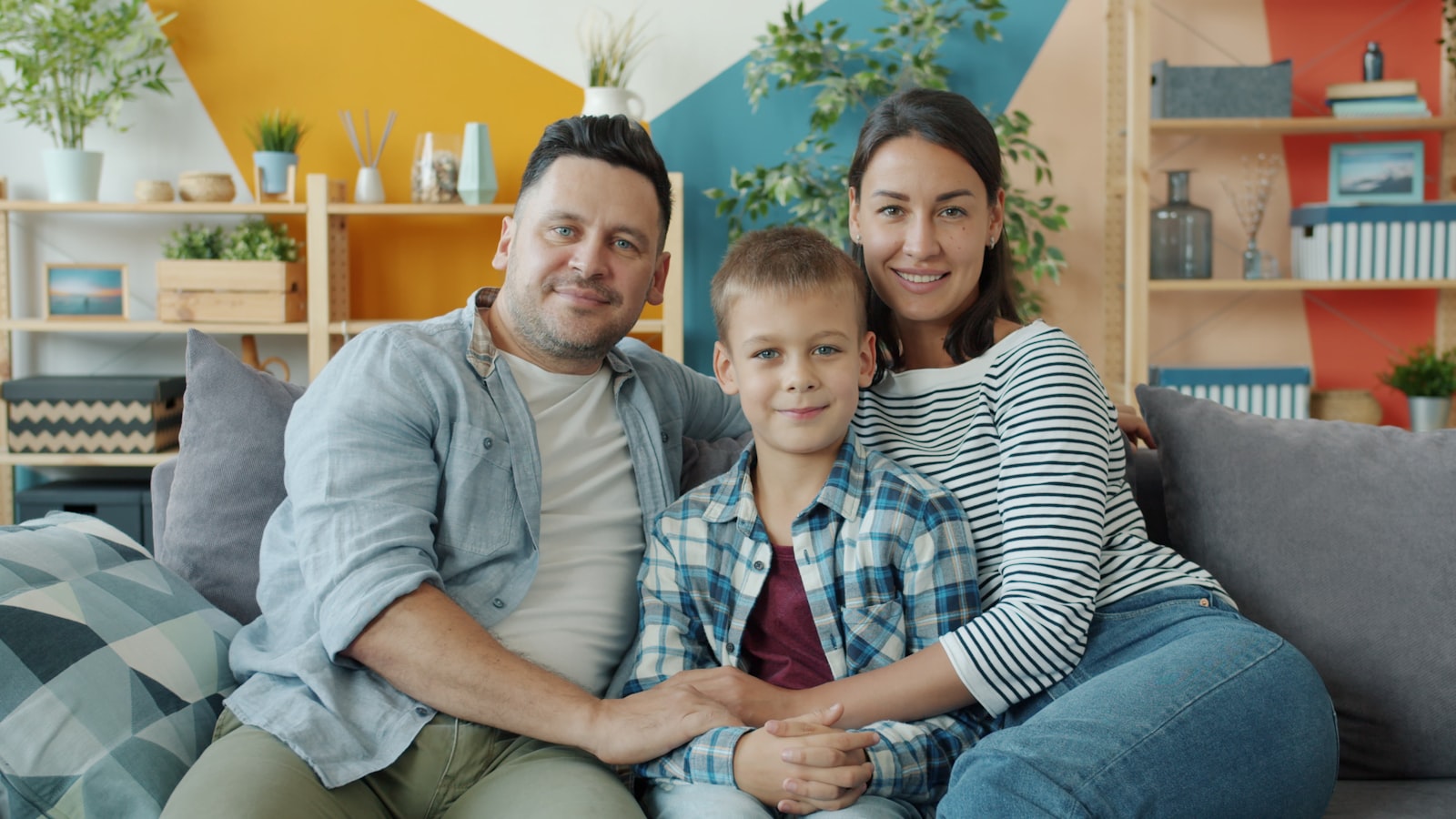 Família reunida na sala de casa, sorrindo